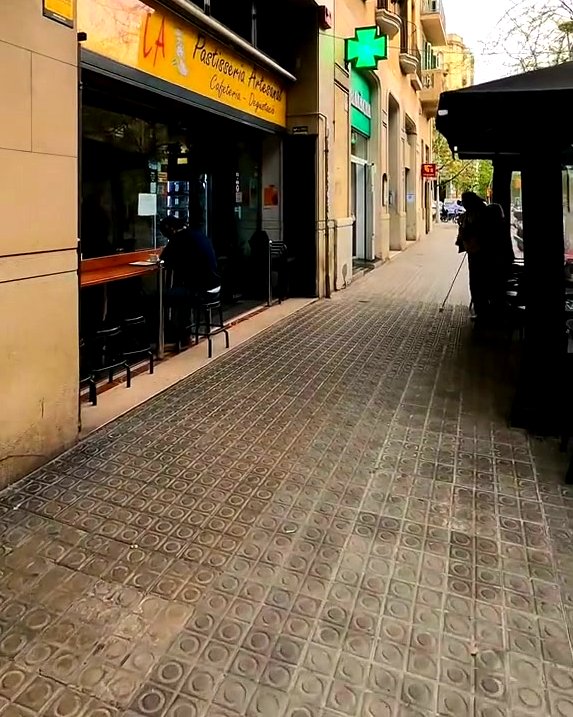 Exterior de Mendieta en Carrer de Mallorca 517, Barcelona — fachada con vidriera y vista de la calle